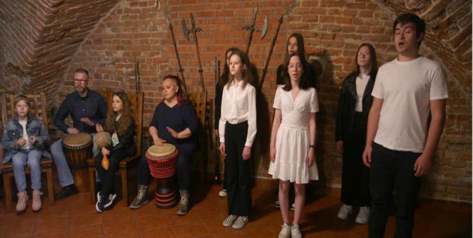 Zaczęli w marcu, skończyli  w maju - wokaliści ze Szkoły Podstawowej nr 11 w Siedlcach nagrali cover Paula Simona -Sound of silence - brzmi wspaniale - fot. f