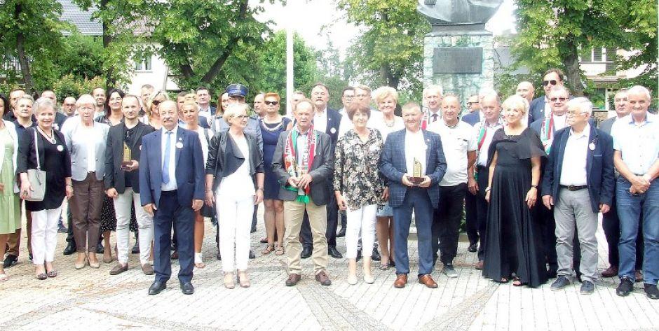 Część oficjalna zakończyła się pod pomnikiem generała Dwernickiego fot. MB