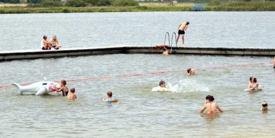 Można się kąpać, ale przebierać trzeba w ręczniku 