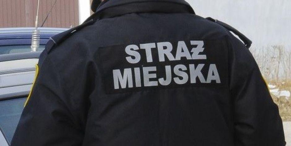 Warszawscy strażnicy miejscy pomogli choremu siedlczaninowi, który uciekł z placówki opiekuńczej. Fot. Aga Król