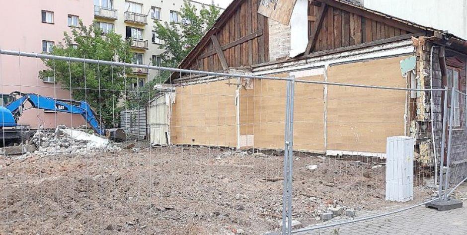 Kolejny przedwojenny drewniak został rozebrany. Tym razem na rogu ulic Asłanowicza i 11 Listopada. Fot. ZBJ