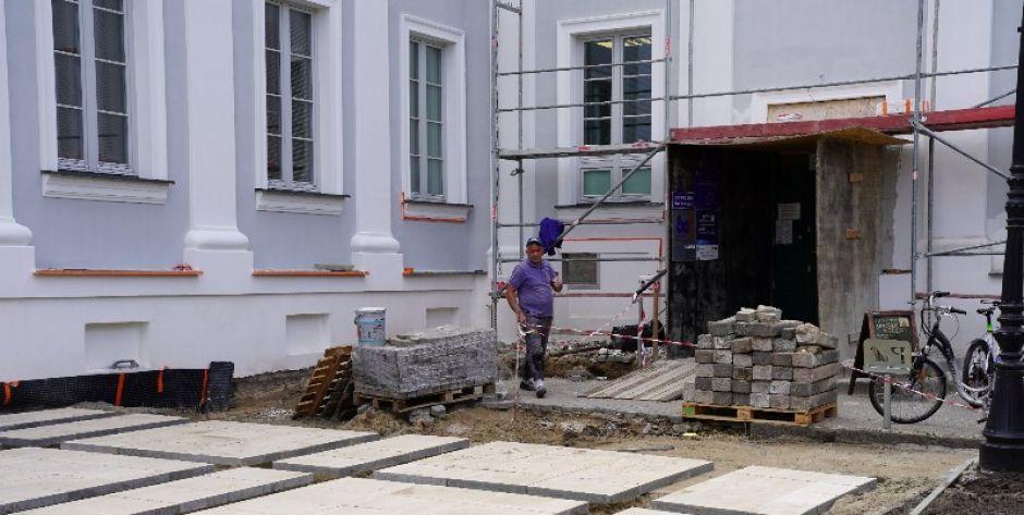 Wejście boczne do siedleckiego UM  będzie zamknięte do odwołania. Fot. UM Siedlce - fot. UM Siedlce