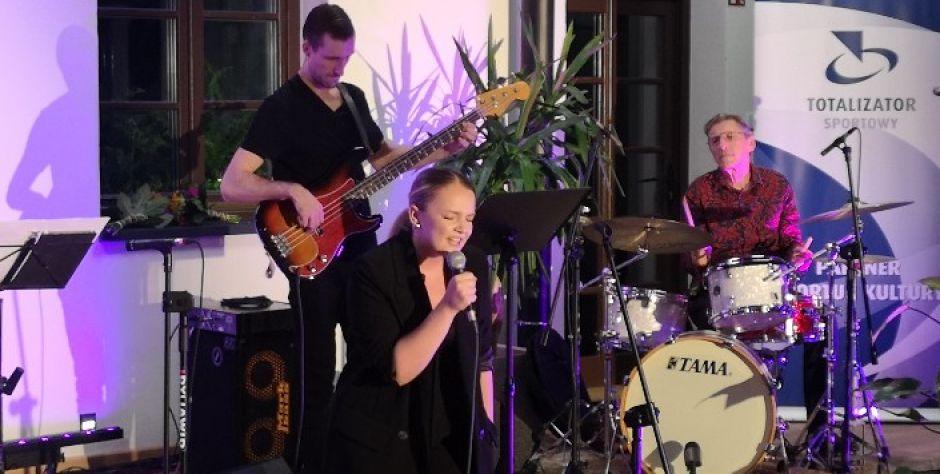 Koncert w klasztornym wirydarzu. - fot. .