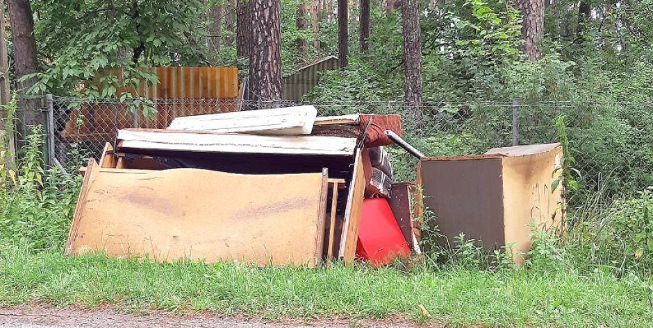 Śmieci leżące od miesięcy przy ośrodkach wczasowych fot. MC