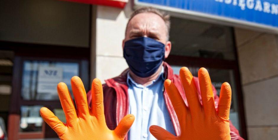 Warto wrócić do noszenia maseczek, nie oglądając się na rządowe wytyczne. Fot. AK
