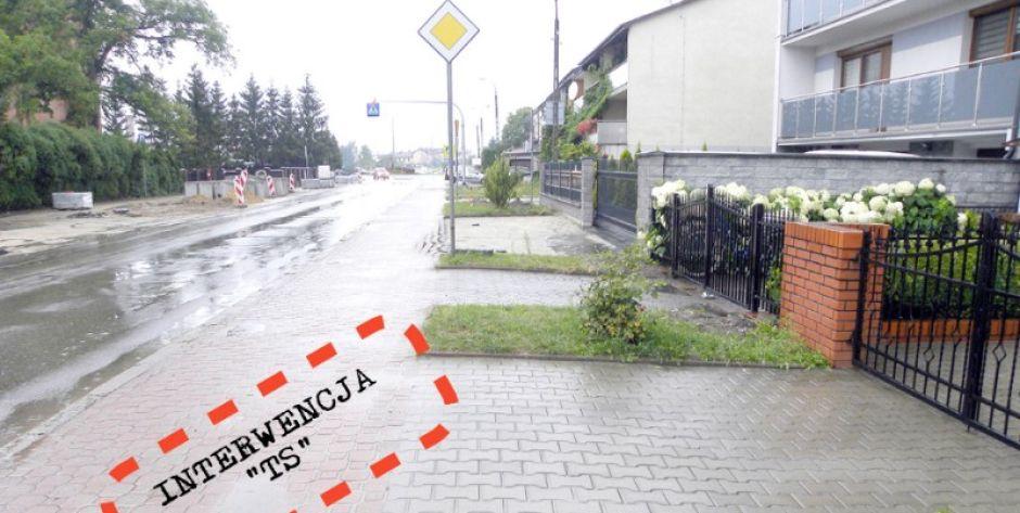 Po lewej stronie tej orientacyjnej linii ma powstać asfaltowa ścieżka rowerowa, a po prawej chodnik.