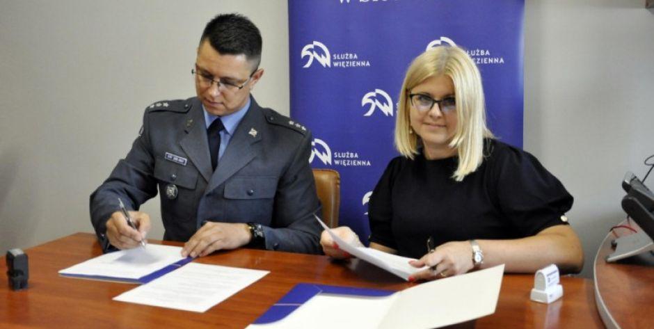 Podpisanie umowy o współpracy pomiędzy ZK Siedlce i Miejską Biblioteką Publiczną w Siedlcach fot. arch. ZK Siedlce - fot. sd