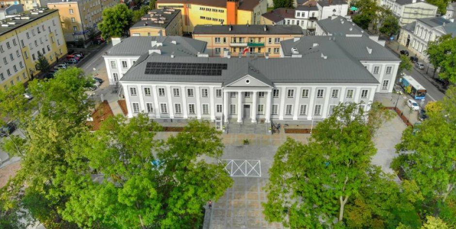 Budynek Urzędu Miasta Siedlce i jego okolica przeszły gruntowny remont. Fot. Pyt