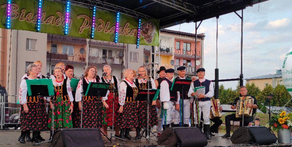 Na scenie zespół Jabłoniacy, laureat II nagrody 