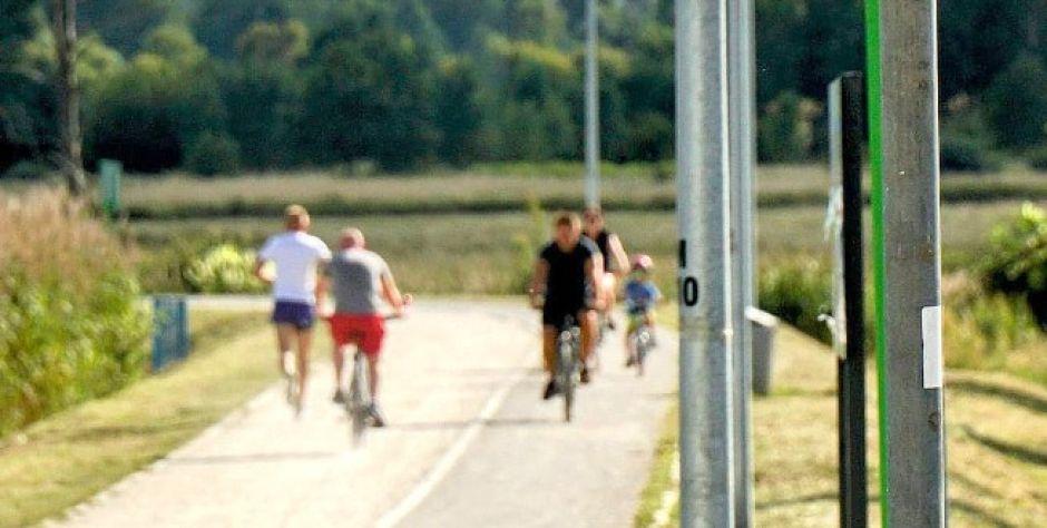 Na ścieżce przy siedleckim zalewie każdy porusza się jak chce, nie zważając na przepisy. fot. pyt