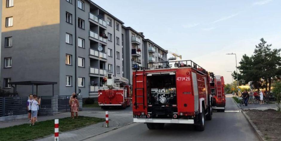 Pożar wybuchł na trzecim piętrze bloku wielorodzinnego... Fot. KP PSP w Łukowie - fot. KP PSP Łuków