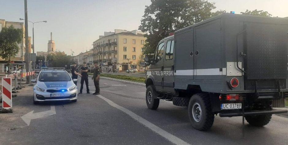 Saperzy będą wydobywać pocisk z ziemi... Fot.  JJ