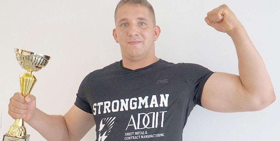Bartłomiej Tarapata z pucharem za zwycięstwo w Strongman Cup w Dębkach fot. Siriss