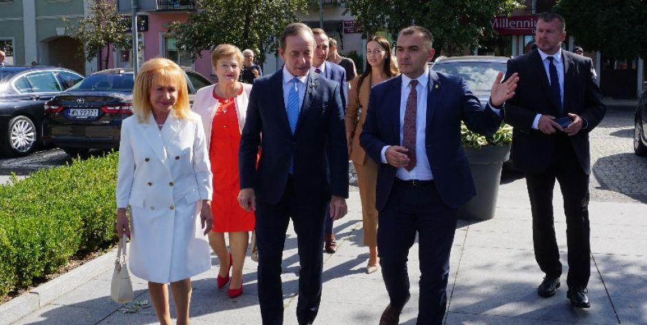 Burmistrz Paweł Marchela oprowadził marszałka Tomasza Grodzkiego po Węgrowie.  fot. sej