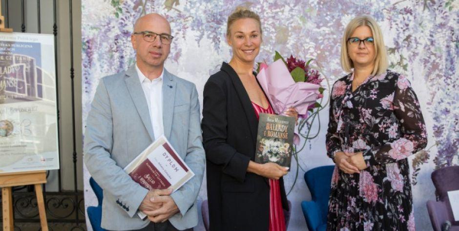 Od lewej: sekretarz miasta Adam Zabijak, Sonia Bohosiewicz, dyrektor MBP w Siedlcach Ewelina Raczyńska fot. Adam Krasuski - fot. Adam Krasuski