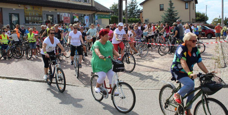 Na czele peletonu Wójt Hanna Wocial - zapalona rowerzystka - fot. arch