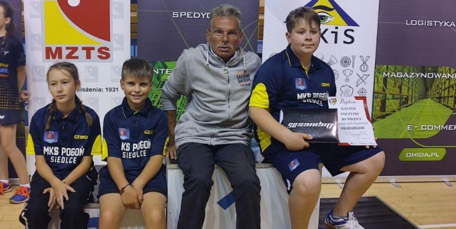 Zawodnicy Pogoni z trenerem Dariuszem Rzewuskim - fot. gf