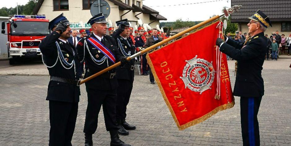 Podczas uroczystości gen. dryg. Wiesław Leśniakiewicz udekorował sztandar OSP Grębków Złotym Znakiem Związku. 