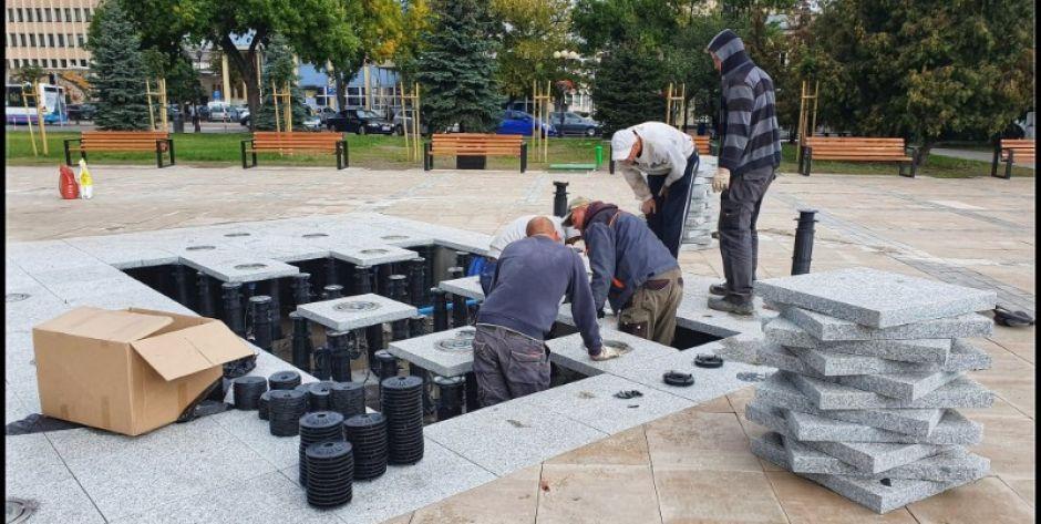 Popsuta fontanna na placu Sikorskiego w Siedlcach fot. Aga Król