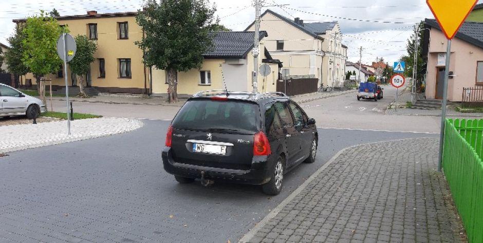 Mistrz parkowania w Parysowie - fot. Marek
