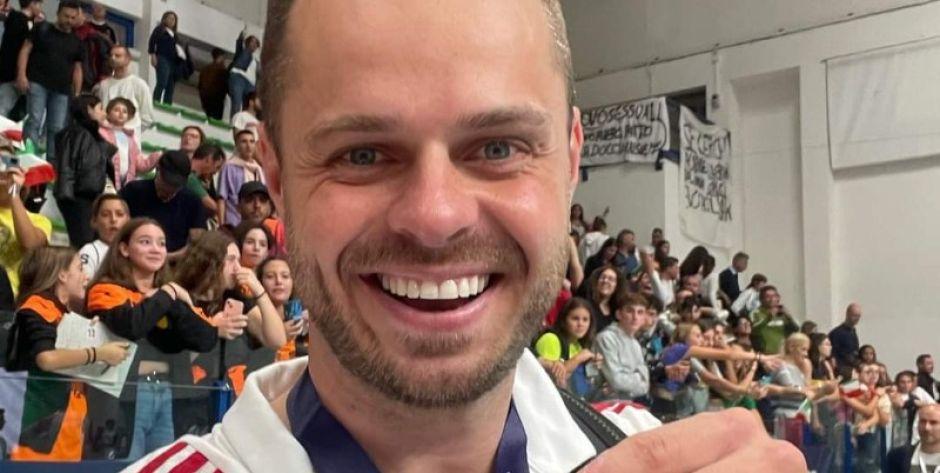 Trener Mateusz Grabda ze srebrnym medalem Mistrzostw Europy  - fot. Jsd