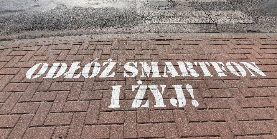 Odłóż smartfon i żyj! - napisy przed przejściami dla pieszych - fot. Aga Król