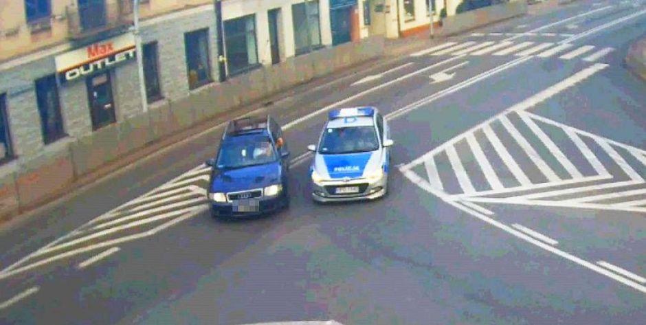 Łuków: do szpitala w eskorcie dzielnicowych. Fot. KPP Łuków - fot. KPP Łuków