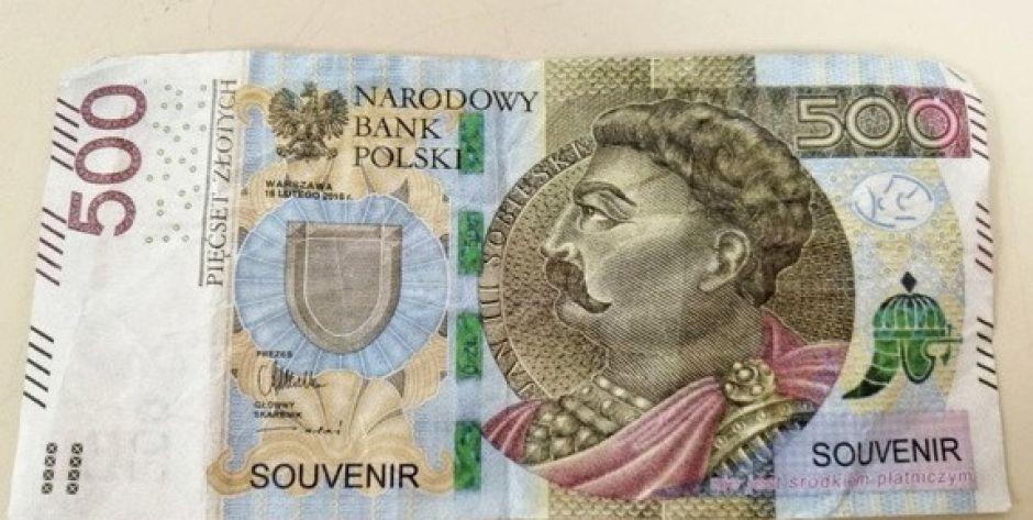 Na stacji benzynowej w Garwolinie kierowca zapłacił fałszywym banktonem. Na banknocie widniały napisy „souvenir” - fot. KPP Garwolin - fot. d
