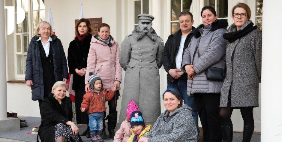 Wolontariusze podczas imieninowej wizyty u Marszałka w dworku „Milusin” - fot. Muzeum - fot. f