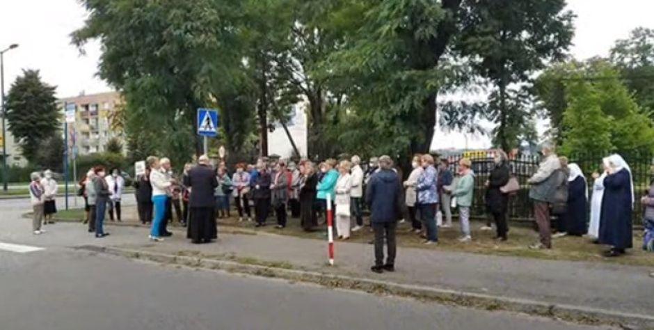 28 września o godz. 15 Koronka do Bożego Miłosierdzia na ulicach miast świata! (kadr z filmu) - fot. kadr z filmu