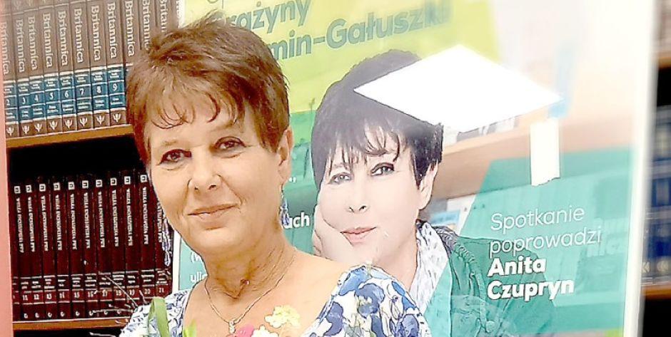 Grażyna Jeromin- -Gałuszka skradła serca Czytelników naturalnością i skromnością podczas spotkania promującego najnowszą książkę „Skradzione lato”. 