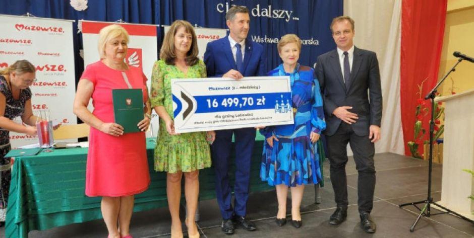 Wójt Latowicza odbiera czek na dofinansowanie działałności Młodzieżowej Rady Gminy. - fot. arch