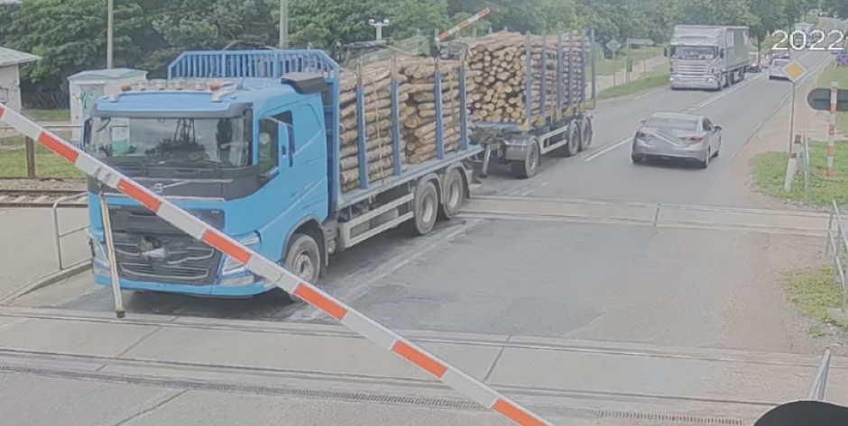 Zignorowali zakaz wjazdu na przejazd kolejowy w Sarnakach fot. KPP Łosice - fot. sd