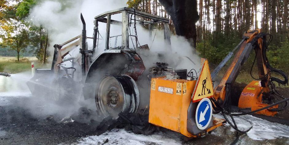 Sobolew: Pożar traktora - fot. OSP Maciejowice - fot. d