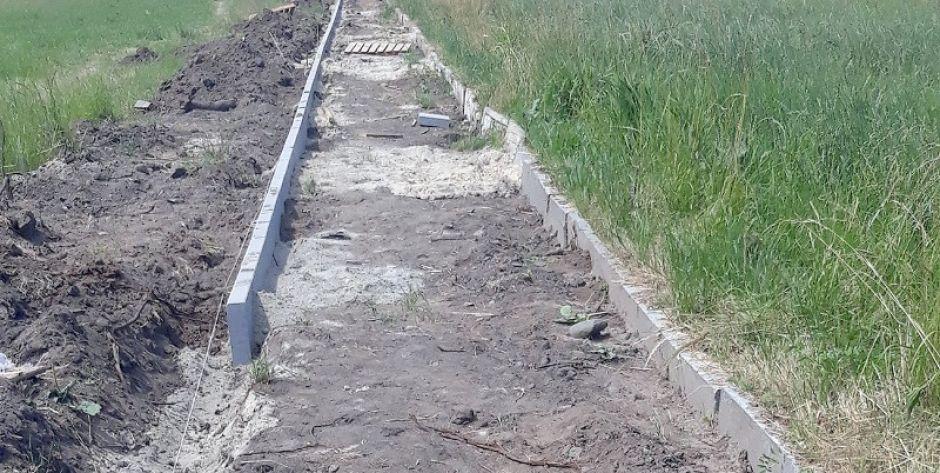 W gminie Mokobody buduje się chodnik na podmokłej łące. Inwestycja jest jednak bardzo potrzebna fot. ZBJ