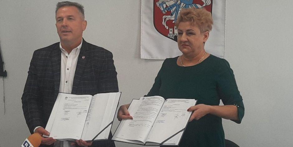 Andrzej Sitnik pogratulował Marzenie Komar uzyskania dofinansowania na budowę spalarni śmieci w Siedlcach. Fot. JJ