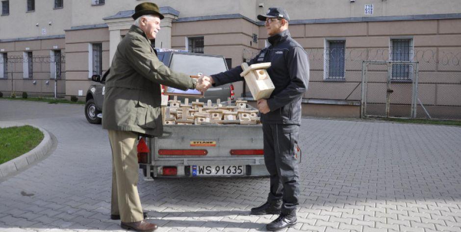 Przekazanie budek lęgowych odbyło się z udziałem Jerzego Osiaka nadleśniczego Nadleśnictwa w Siedlcach por. Zbigniewa Śpiewaka zastępcy dyrektora Zakładu Karnego w Siedlcach. - fot. m