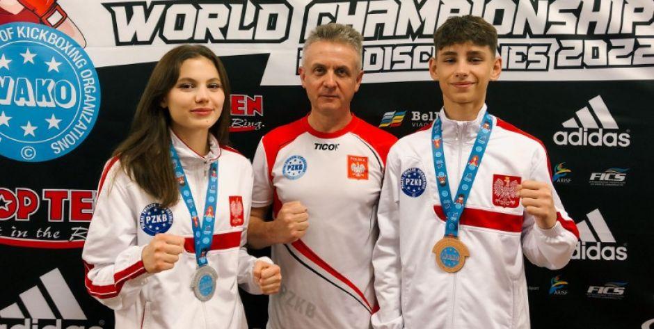 Dominika Kondracka i Oskar Dudziński z trenerem KSW Łuków Zenonem Pawlikowskim  - fot. sd