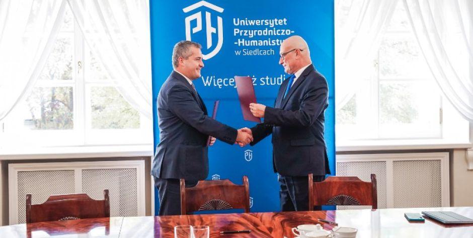Podpisy pod porozumieniem złożyli JM Rektor UPH prof. dr hab. Mirosław Minkina oraz Hubert Pasiak wójt Gminy Zbuczyn. Fot. UPH Siedlce - fot. sd