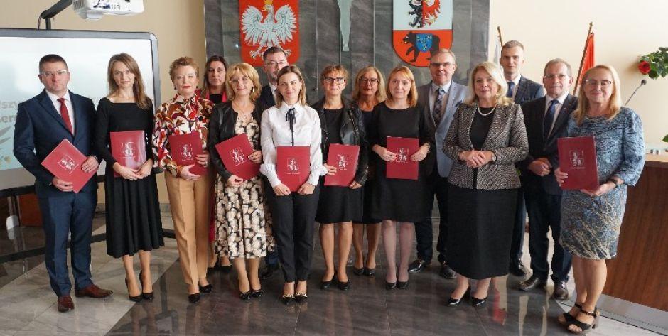 Nagrodzeni pedagodzy z przedstawicielami władz powiatu węgrowskiego. fot. sej