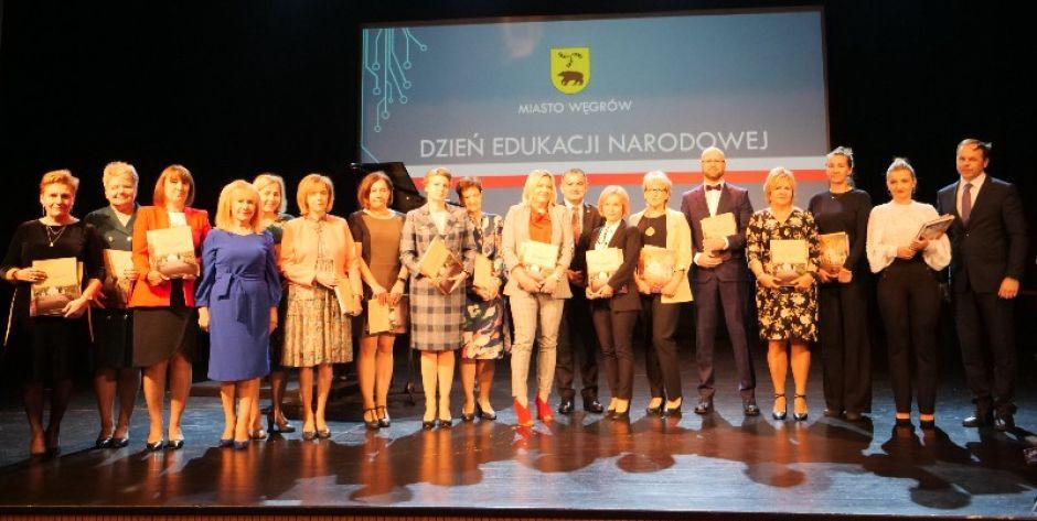 Dyrektorzy i nauczyciele nagrodzeni przez burmistrza Węgrowa. fot. arch. UM w Węgrowie - fot. .