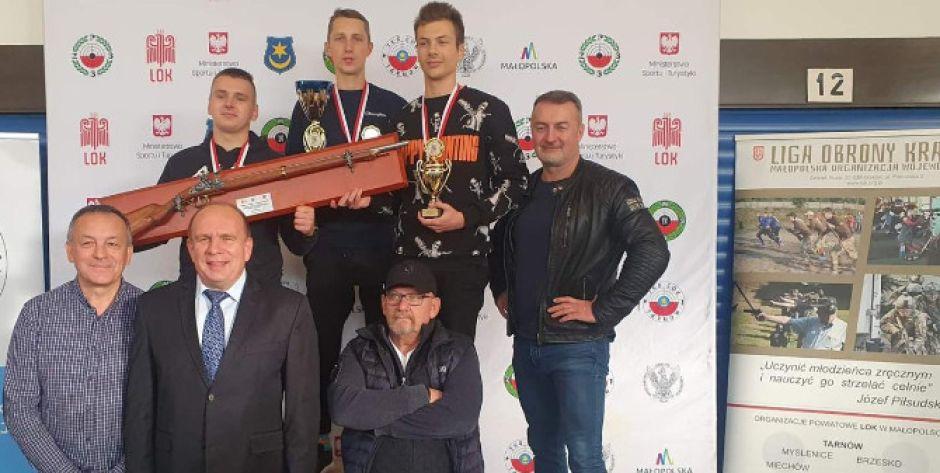 Na podium 61. Zawodów Strzeleckich „O Srebrne Muszkiety 2022” - fot. źródło: powiat-sokolowski.pl