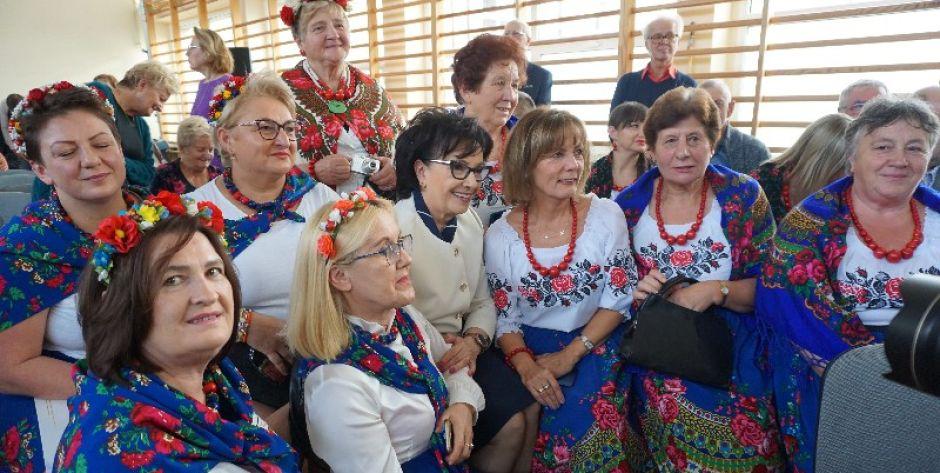 Marszałek Sejmu Elżbieta Witek wśród przedstawicielek Kół Gospodyń Wiejskich.  fot. sej