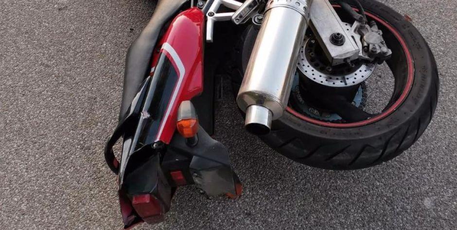 Nastolatek jadący motocyklem przewrócił się na mokrej nawierzchni ulicy. Był nietrzeźwy. Fot. poglądowe arch  - fot. arch.