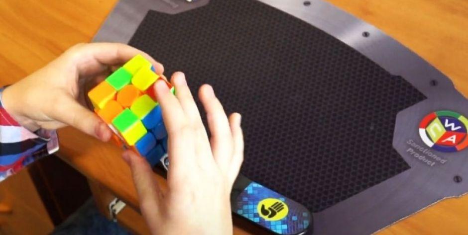 Zawodnicy speedcubingu potrafią ułożyć kostkę Rubika w mgnieniu oka fot. Pyt