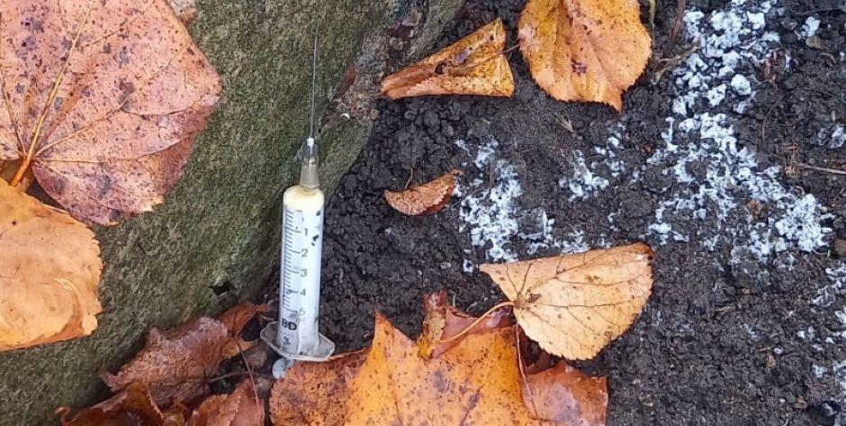 Strzykawka pozostawiona na jednym z grobów na Cmentarzu Centralnym w Siedlcach - fot. sd