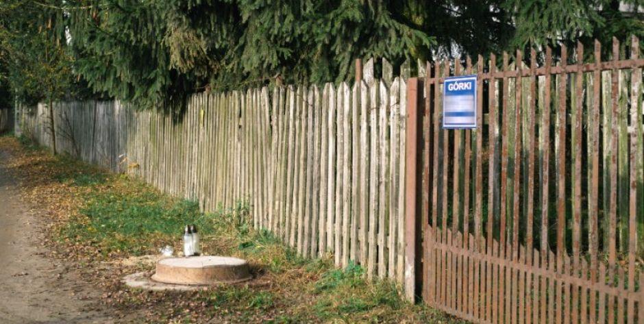 Obok domu, który wynajmowała w Górkach para,  zaczęły pojawiać się znicze fot. Dariusz Szubiński