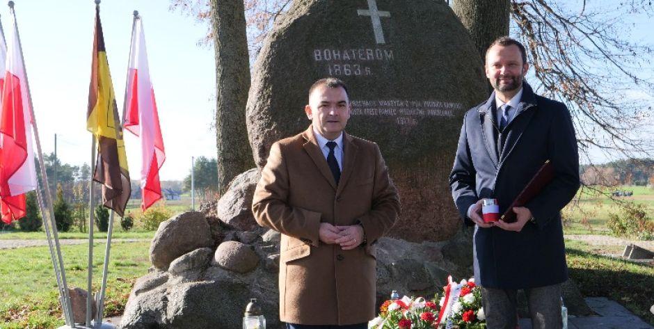 Burmistrzowie Paweł Marchela i Artur Rolka pod pomnikiem Powstańców Styczniowych w Węgrowie.  - fot. UM w Węgrowie