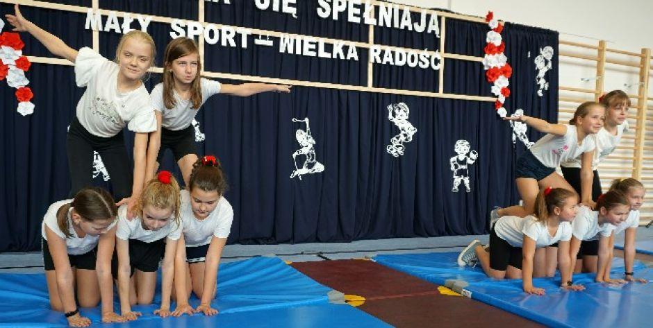 Pokazy sportowe uczniów podczas otwarcia sali gimnastycznej w Liwie. fot. sej