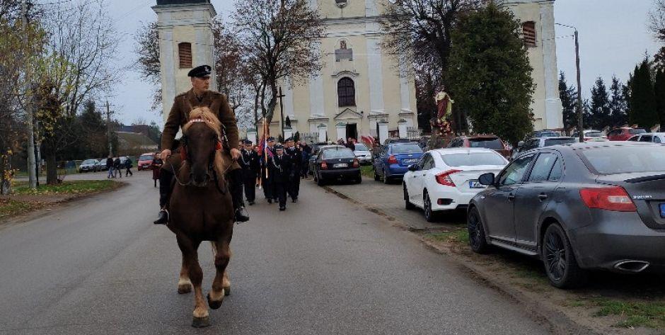 Przemarsz pod pomnik marszałka J. Piłsudskiego w Wyszkowie. - fot. .